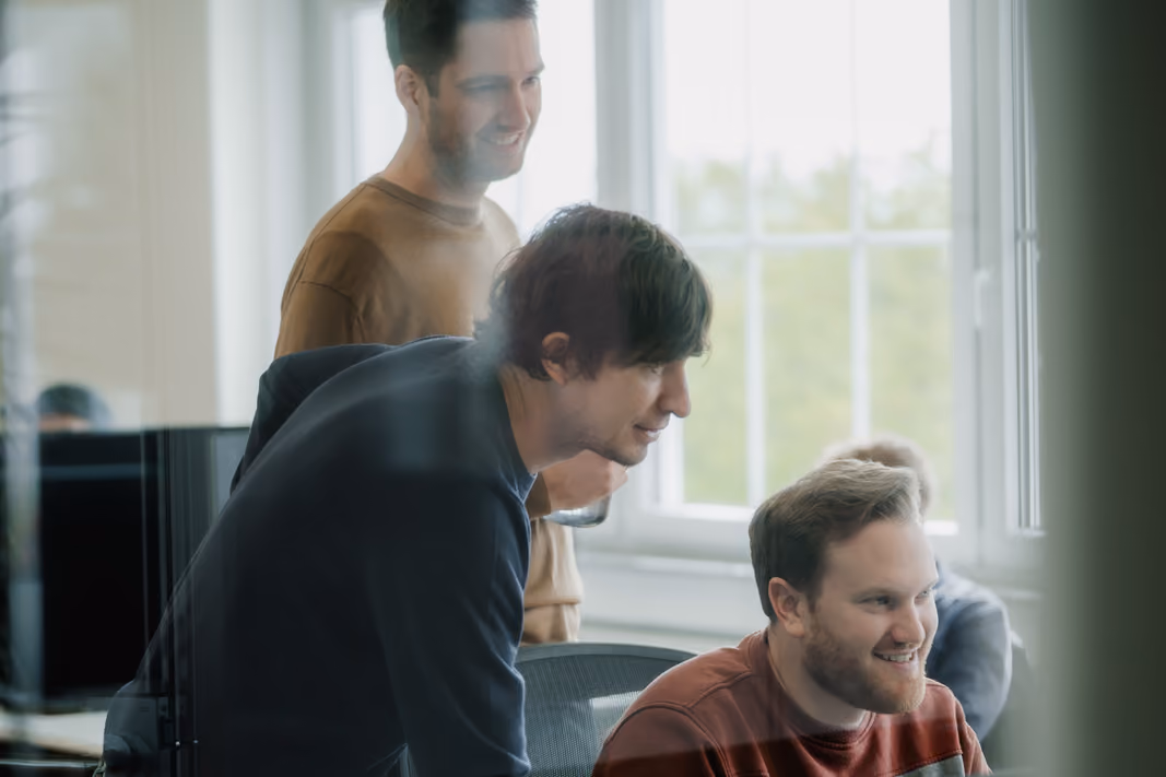 Team beim Programmieren